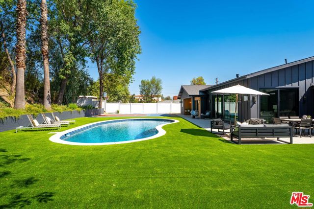 20215 Lorenzana Drive, Woodland Hills CA: https://media.crmls.org/mediaz/5ca8f317-c421-42a4-8ea6-8ea1a705f806.jpg