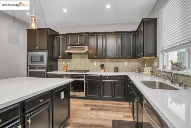 497 Tintori Ct, Brentwood CA: https://media.crmls.org/mediaz/5ca90708-6e88-4071-81c0-25288fb65020.jpg