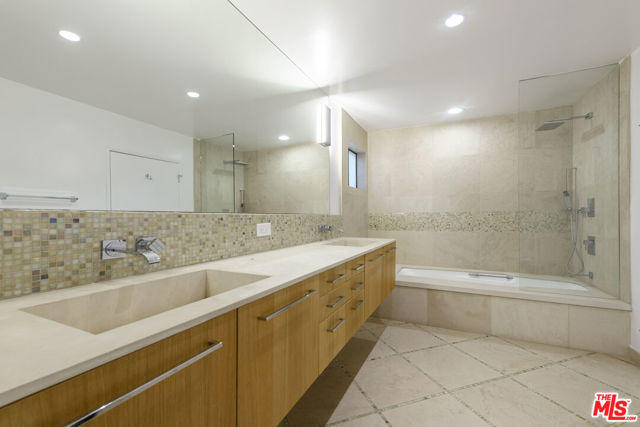 8581 Cole Crest Drive, Los Angeles CA: https://media.crmls.org/mediaz/5ca92b23-8eff-42e7-a02d-6ef517246d7c.jpg