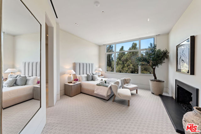455 N Palm Drive, Beverly Hills CA: https://media.crmls.org/mediaz/5ca95619-f12f-4dab-ae84-f909205262a3.jpg