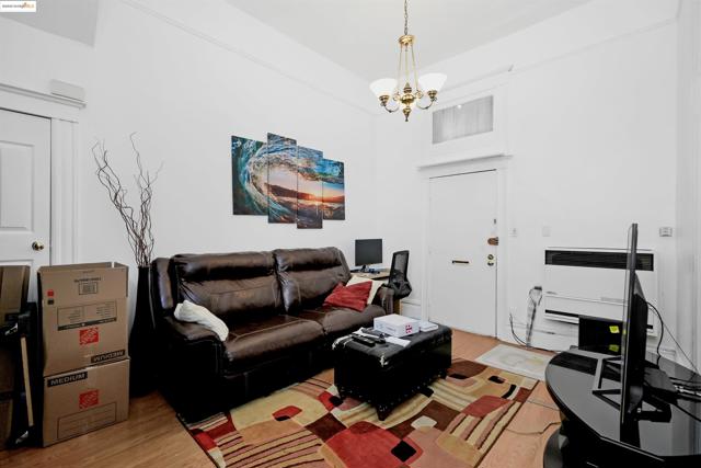 2654 Bush St, San Francisco CA: https://media.crmls.org/mediaz/5ca9a691-aecf-4ded-be4c-b5c1c7820c41.jpg