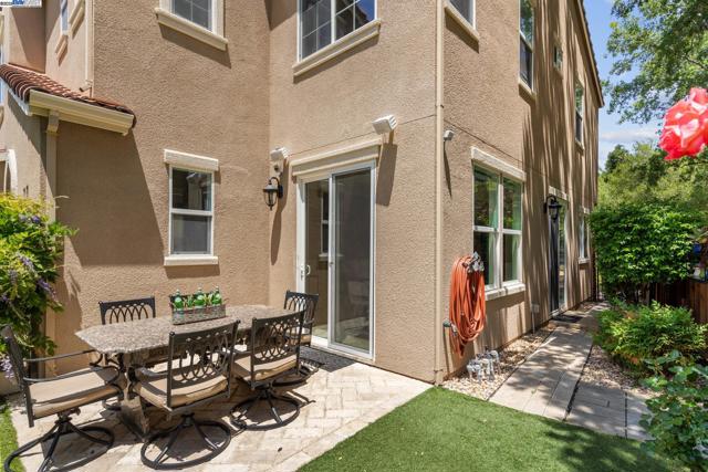 5989 Hillbrook Pl, Dublin CA: https://media.crmls.org/mediaz/5caad53a-f165-4f3a-8082-8b43a7d4bd36.jpg
