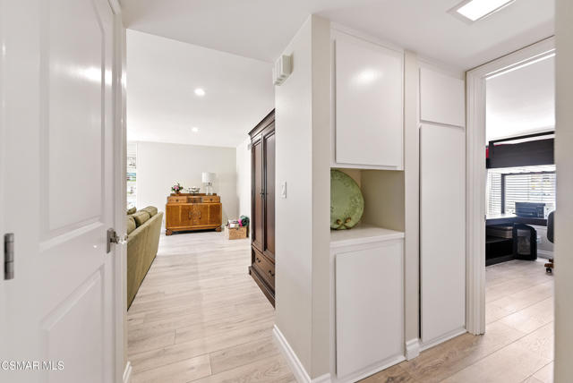2063 Woodglen Street, Simi Valley CA: https://media.crmls.org/mediaz/5cab595a-5011-4a0d-bacc-b12a2f8977c3.jpg