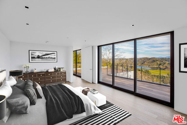 1448 STRADELLA Road, Los Angeles CA: https://media.crmls.org/mediaz/5cac6ef2-69b3-48c9-a532-b67f6f8941ef.jpg