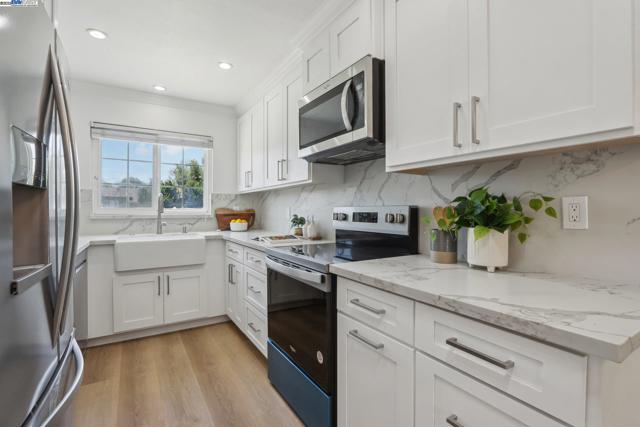37512 Willowood Dr, Fremont CA: https://media.crmls.org/mediaz/5cacdeab-eab5-4feb-abba-92c2c0c66d58.jpg