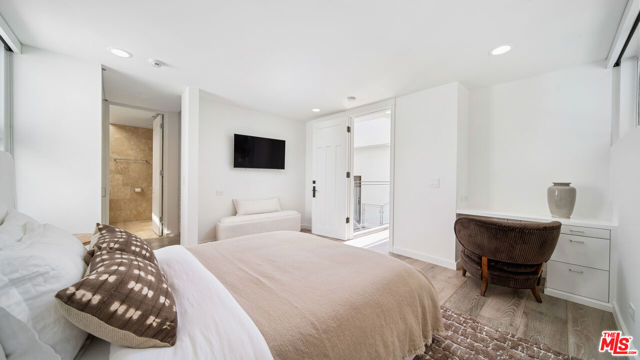 26814 Malibu Cove Colony Drive, Malibu CA: https://media.crmls.org/mediaz/5cad4f7b-b224-41be-a3c7-37f2a1c31ca9.jpg