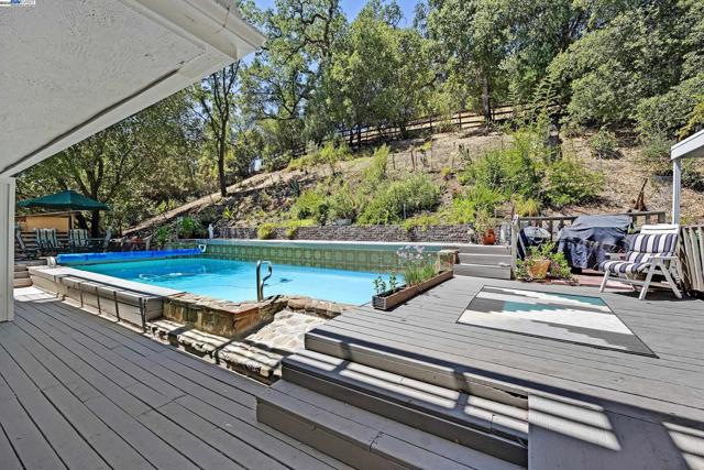 1923 Green Valley Rd, Alamo CA: https://media.crmls.org/mediaz/5cad74ec-745c-4663-a788-60597abf3f90.jpg
