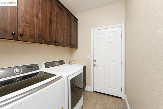 1604 Coventry Dr, Oakley CA: https://media.crmls.org/mediaz/5cad9233-35dd-454c-becd-8bb80e1f3b98.jpg