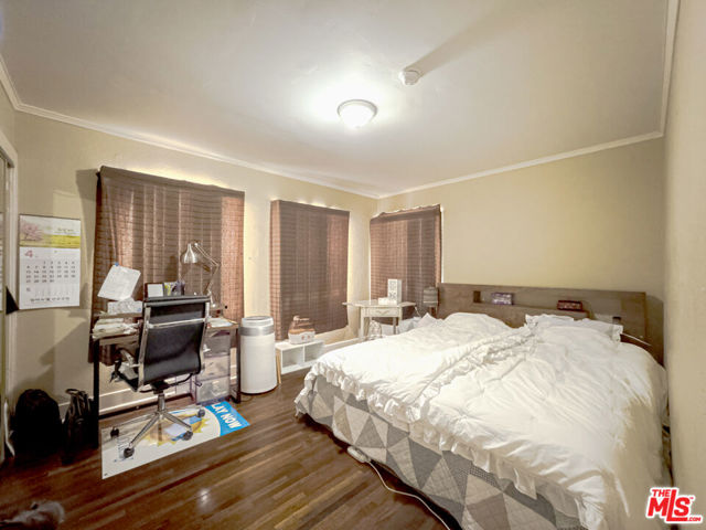 1322 S Bronson Avenue, Los Angeles CA: https://media.crmls.org/mediaz/5cadb432-e6e7-4a28-841d-ef45d1ce1e82.jpg