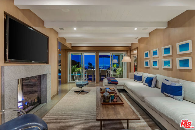 8814 Pinto Place, Los Angeles CA: https://media.crmls.org/mediaz/5cae59ca-eef0-4ea6-b0b2-5c0e1c8ce915.jpg