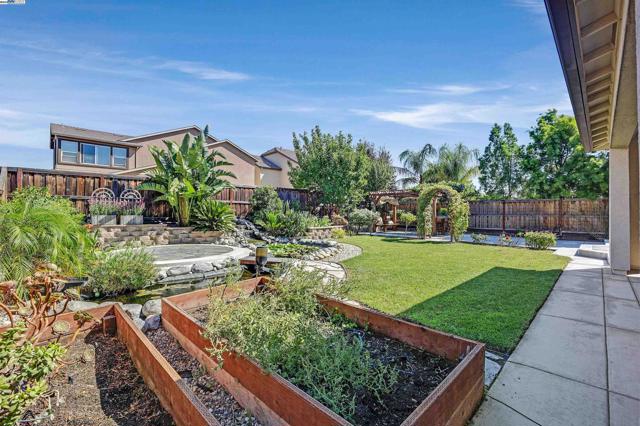 2288 Jessica Way, Tracy CA: https://media.crmls.org/mediaz/5cae673e-c3be-4bd9-b93c-9fcf4b211076.jpg