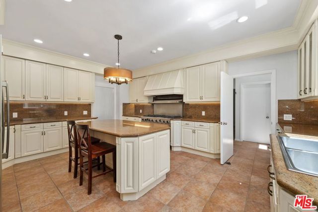 517 N Elm Drive, Beverly Hills CA: https://media.crmls.org/mediaz/5cae96ff-8f1f-4f7e-a3b3-d4efbd6b22c7.jpg