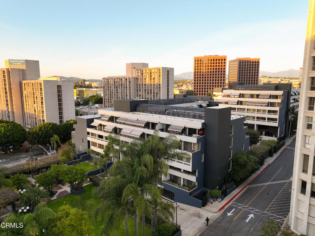 880 W 1st Street #302