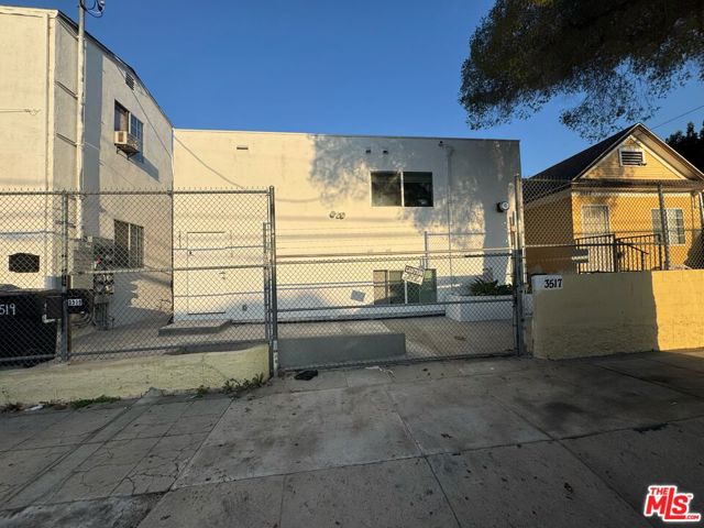 3519 1/2 Denker Avenue, Los Angeles CA: https://media.crmls.org/mediaz/5caf8de8-3aae-456a-b376-e10b97f619c8.jpg
