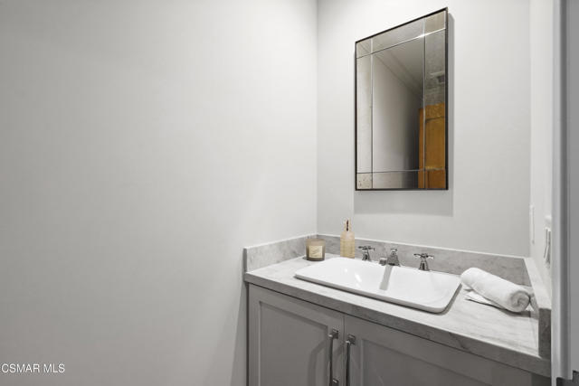 1658 La Granada Drive, Thousand Oaks CA: https://media.crmls.org/mediaz/5cb01eac-5a45-4a4f-82be-5388ab99ac30.jpg