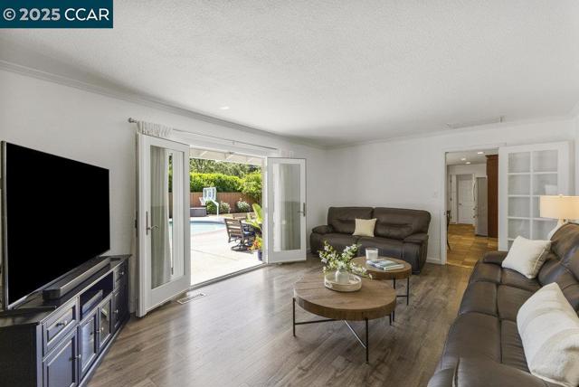 2302 Royal Oaks Dr, Alamo CA: https://media.crmls.org/mediaz/5cb08469-7adb-4853-84d8-77550c9dfd71.jpg