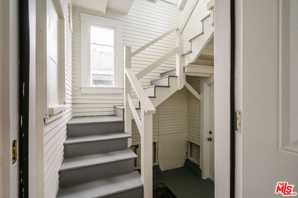 https://media.crmls.org/mediaz/5cb08a30-cdfe-4a6d-843f-5d4ee134ecdf.jpg?preset=X-Large