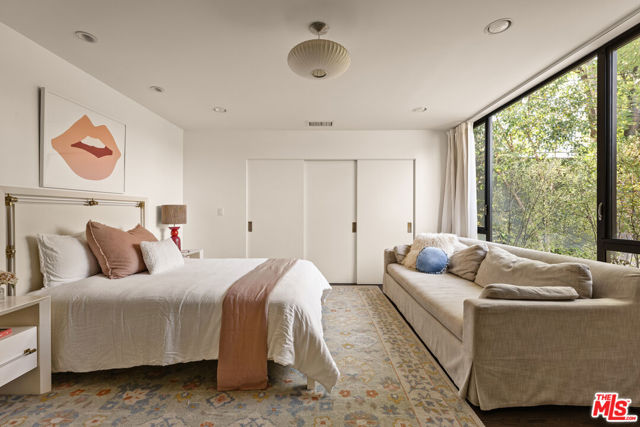 17352 Magnolia Boulevard, Encino CA: https://media.crmls.org/mediaz/5cb10292-0669-4d38-b6d4-21cfe577f7cc.jpg