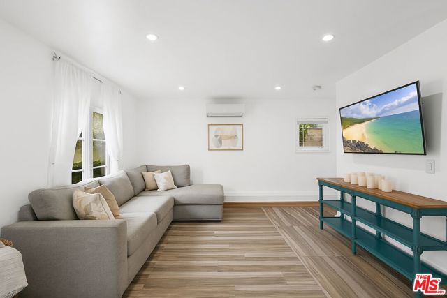 1174 Coldwater Canyon Drive, Beverly Hills CA: https://media.crmls.org/mediaz/5cb124e1-029c-4290-ac5d-07d3d1aa7b54.jpg