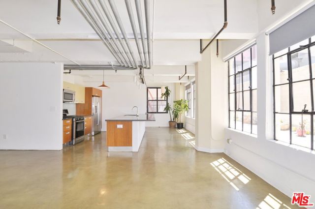 746 S Los Angeles Street, Los Angeles CA: https://media.crmls.org/mediaz/5cb1637f-84fe-4cd6-be1f-513a374ca23d.jpg