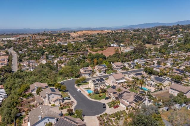 1889 Autumn Ln, Vista CA: https://media.crmls.org/mediaz/5cb1a82c-c8dd-46c3-b909-6c2001dfefb6.jpg