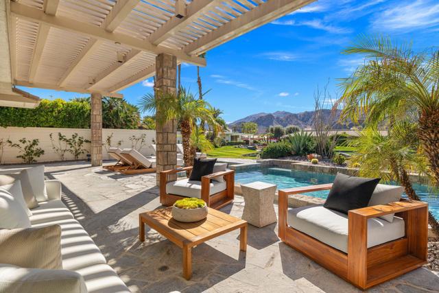 9 Regency Drive, Rancho Mirage CA: https://media.crmls.org/mediaz/5cb1c4b6-6bcf-4e4f-b376-b04c9f808893.jpg