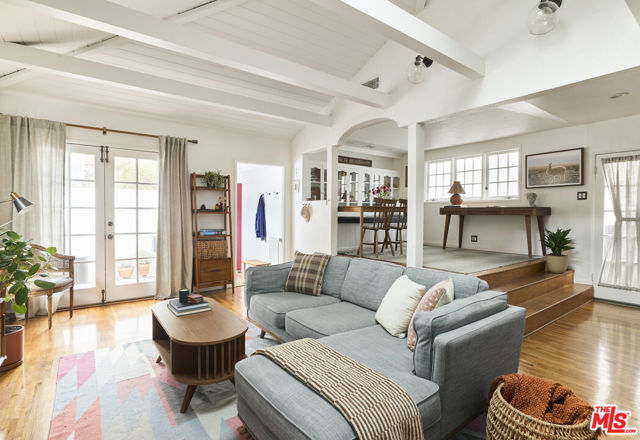 8460 Kirkwood Drive, Los Angeles CA: https://media.crmls.org/mediaz/5cb30c10-c3c5-4f63-b701-b35174636c6e.jpg