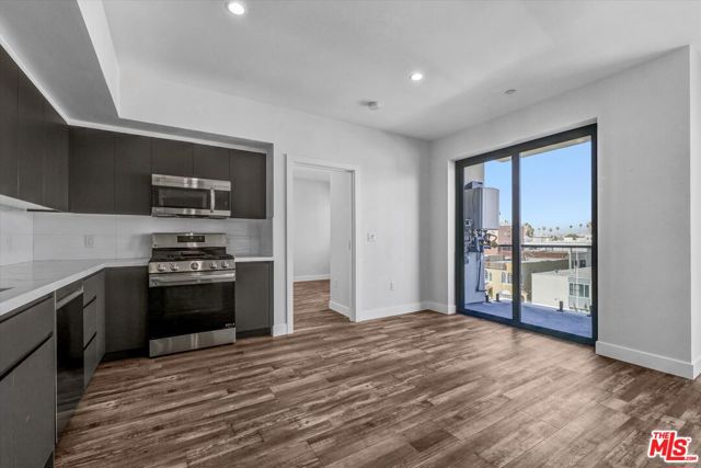 1537 S Wilton Place, Los Angeles CA: https://media.crmls.org/mediaz/5cb72a96-cf4d-4d51-baa1-4ae88e989abb.jpg