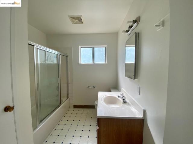 3044 Capp ST, Oakland CA: https://media.crmls.org/mediaz/5cb74964-cec3-4143-8b4c-04f59ab0a337.jpg