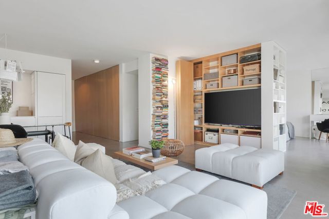 999 N Doheny Drive, West Hollywood CA: https://media.crmls.org/mediaz/5cb84742-0ebd-4106-8fc1-226b443f4b3e.jpg