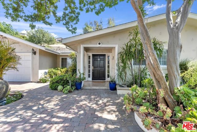 23264 Calvert Street, Woodland Hills CA: https://media.crmls.org/mediaz/5cb892f5-03b8-4140-9d5a-5dc3d103f95e.jpg