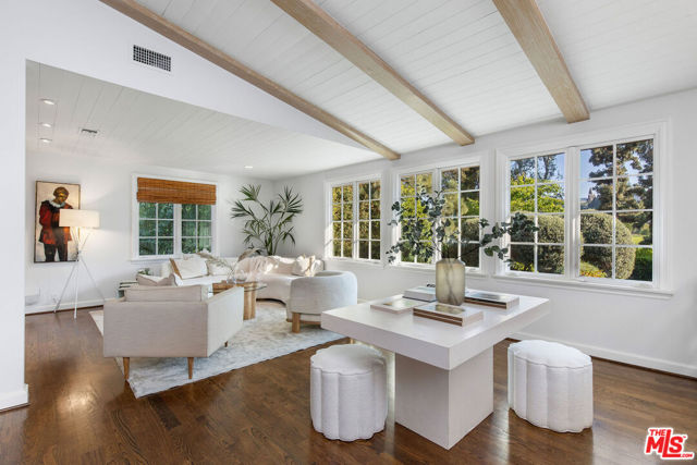 10155 Valley Spring Lane, Toluca Lake CA: https://media.crmls.org/mediaz/5cb89f4c-0b6d-46e9-9453-024c61146bb3.jpg