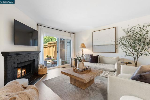 6625 Pioneer Ln, Dublin CA: https://media.crmls.org/mediaz/5cb97928-d59d-4179-b578-411b12af442f.jpg