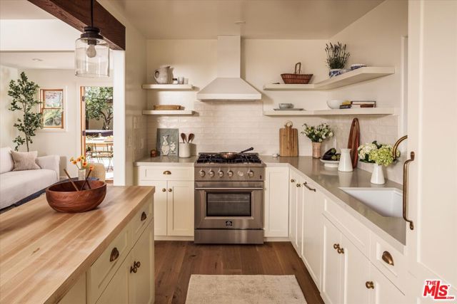 630 Brooks Avenue, Venice CA: https://media.crmls.org/mediaz/5cb9ffb0-e55b-49fb-ac84-1db3770c1b62.jpg
