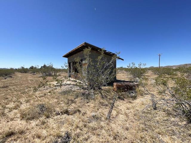 216 Jesse Road, Landers CA: https://media.crmls.org/mediaz/5cbac160-8b94-4ab5-99a7-c7048f164468.jpg