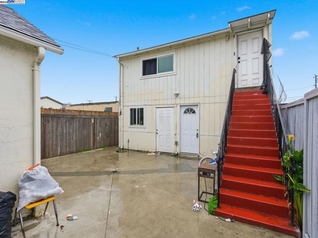 261 S 13th St, Richmond CA: https://media.crmls.org/mediaz/5cbb83ea-bcb8-4f86-82f7-a9966f19f58e.jpg