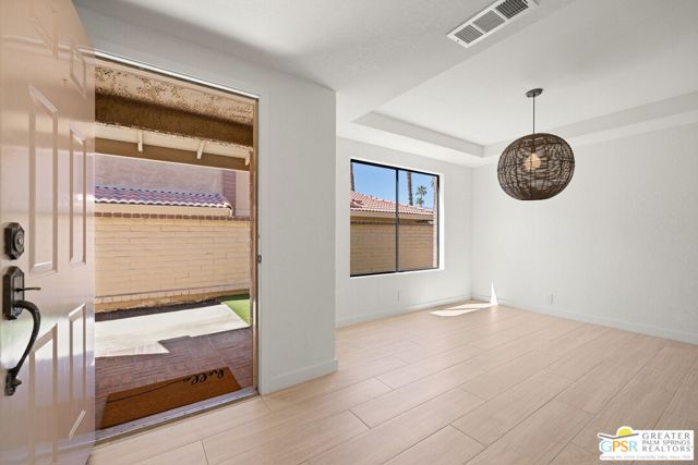 6 Joya Drive, Palm Desert CA: https://media.crmls.org/mediaz/5cbbbf04-8998-4910-975e-c96c29d6eac8.jpg
