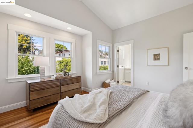 1071 Harvard Rd, Piedmont CA: https://media.crmls.org/mediaz/5cbc3692-d42f-4138-9c7d-377e580db5e0.jpg