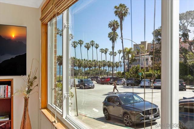 8040 Girard Ave, La Jolla CA: https://media.crmls.org/mediaz/5cbd6285-f750-4f53-91ec-08328a1197ed.jpg