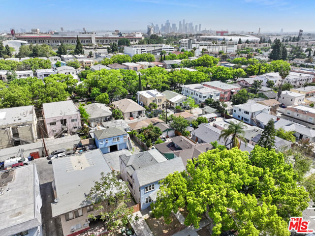851 W 41st Drive, Los Angeles CA: https://media.crmls.org/mediaz/5cbd6c3d-0438-474a-861b-7ebcf8a59b64.jpg