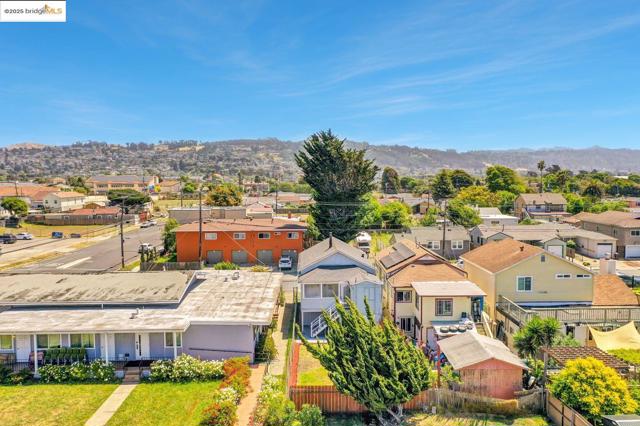319 S 37Th St, Richmond CA: https://media.crmls.org/mediaz/5cbd81d5-09ca-4939-809c-8655d5a03158.jpg
