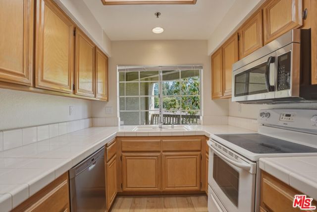 675 Oak Run Trail, Oak Park CA: https://media.crmls.org/mediaz/5cbddf0f-4ec0-4ce6-a4a7-7f334812049a.jpg