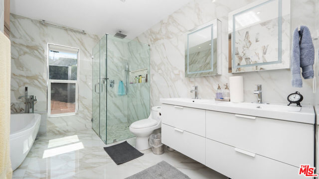 2655 Saxon Drive, Los Angeles CA: https://media.crmls.org/mediaz/5cbe81de-94c1-4957-960c-8aa028d457b7.jpg