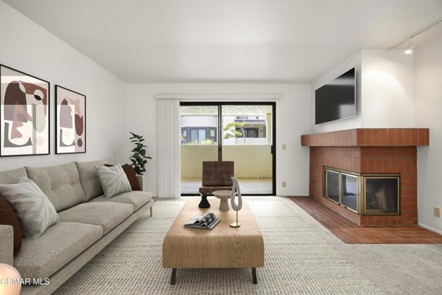1923 Majorca Drive, Oxnard CA: https://media.crmls.org/mediaz/5cbee19e-cd41-4510-a080-f3ab1f9a31c3.jpg