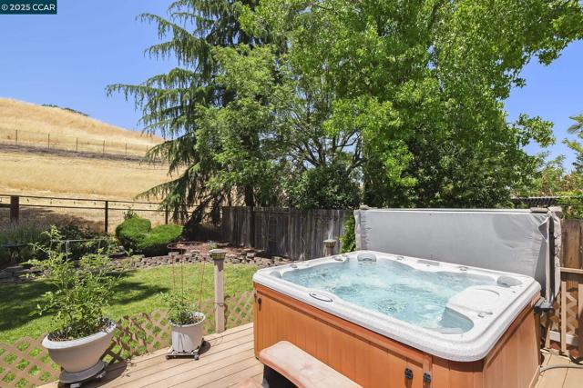 1169 Discovery Way, Concord CA: https://media.crmls.org/mediaz/5cbf472e-2127-4aca-9b5c-96834b9e9479.jpg