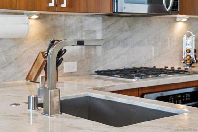 800 The Mark Ln, San Diego CA: https://media.crmls.org/mediaz/5cc0da37-41dd-4a05-99bd-1886b0fe4c6a.jpg