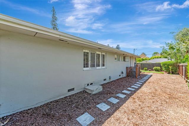 171 E Creek Drive, Menlo Park CA: https://media.crmls.org/mediaz/5cc10104-a33a-4577-b484-56cc0eef0101.jpg