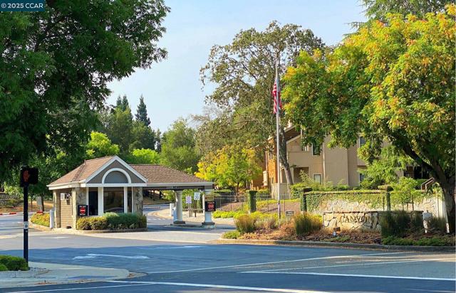273 S Overlook Dr, San Ramon CA: https://media.crmls.org/mediaz/5cc13895-4285-4208-bc83-a6f93445f0a6.jpg