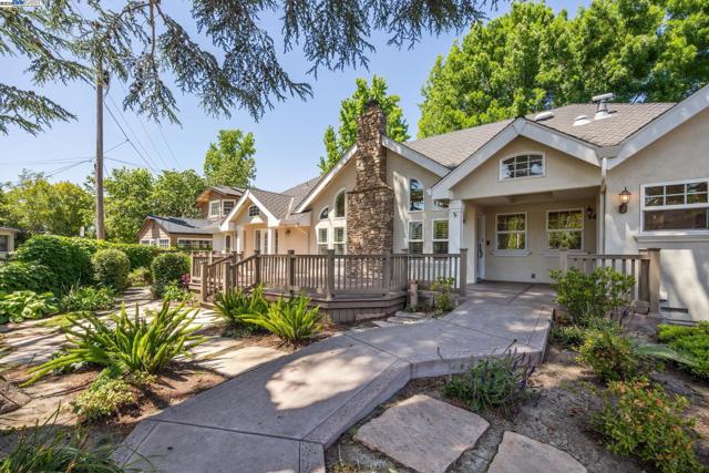 628 Saint Mary St, Pleasanton CA: https://media.crmls.org/mediaz/5cc14ef8-82d1-4a03-a8db-05fc3d40406f.jpg
