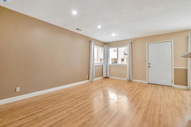 2141 Swan Ct, Union City CA: https://media.crmls.org/mediaz/5cc199b7-3a1f-4b90-89f5-332feb5129a8.jpg